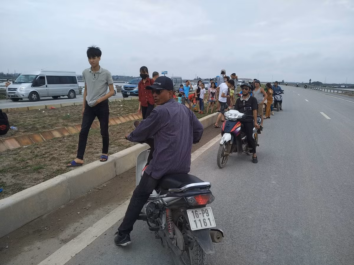 Du khách phải đi bộ khi quãng đường về đảo Cát Bà tắc nghẽn.