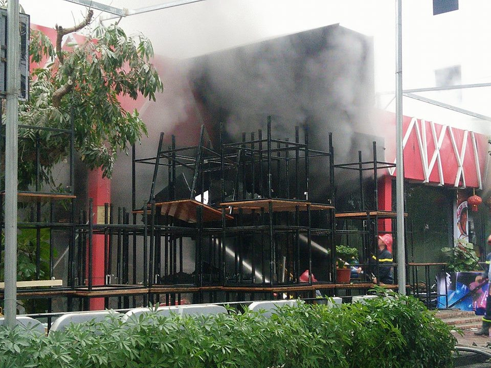 Sau hơn 2 tiếng, lực lượng chữa cháy Cảnh sát PCCC Hải Phòng cơ bản đã khống chế được đám cháy.