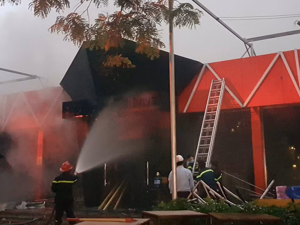 Lực lượng cảnh sát Phòng Cảnh sát Phòng cháy và Chữa cháy số 3 phối hợp với các cơ quan chức năng và chính quyền địa phương đã dập tắt đám cháy, đồng thời làm mát các khu vực lân cận, chống cháy lan.