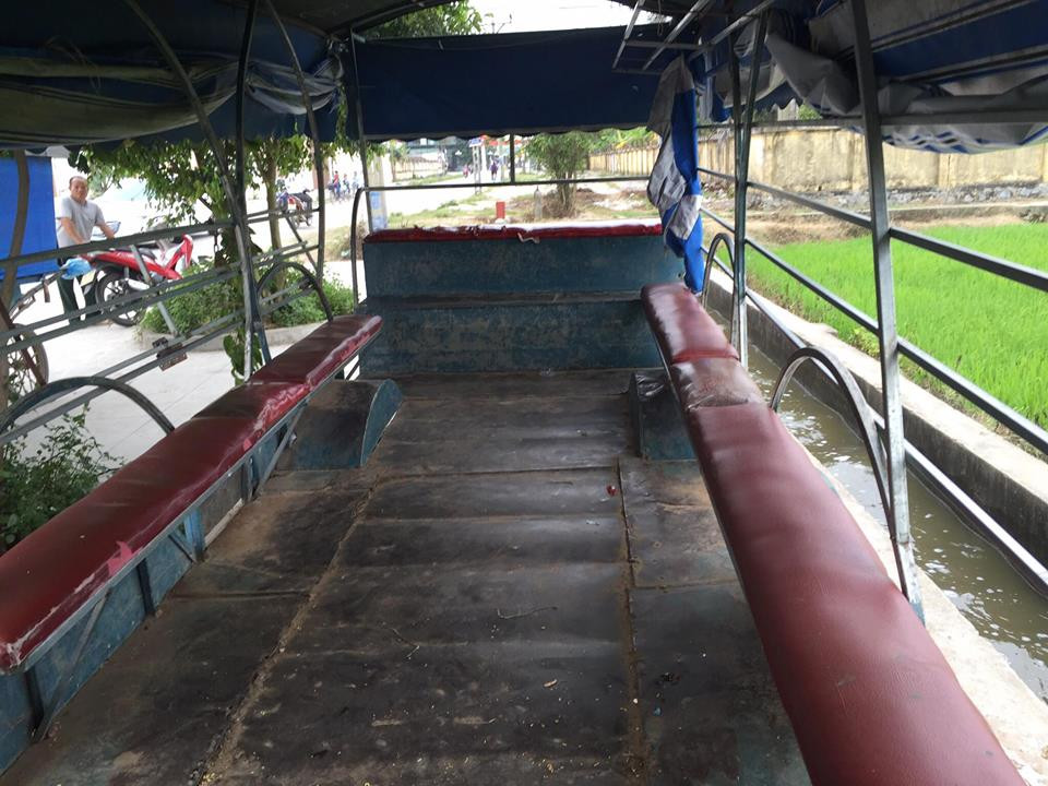 Bên trong thùng xe chỉ là hai hàng ghế.