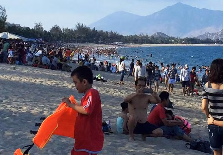 Bãi tắm Ninh Chữ (Ninh Thuận) đông nghịt khách. Ảnh: Chiêm Nguyễn.