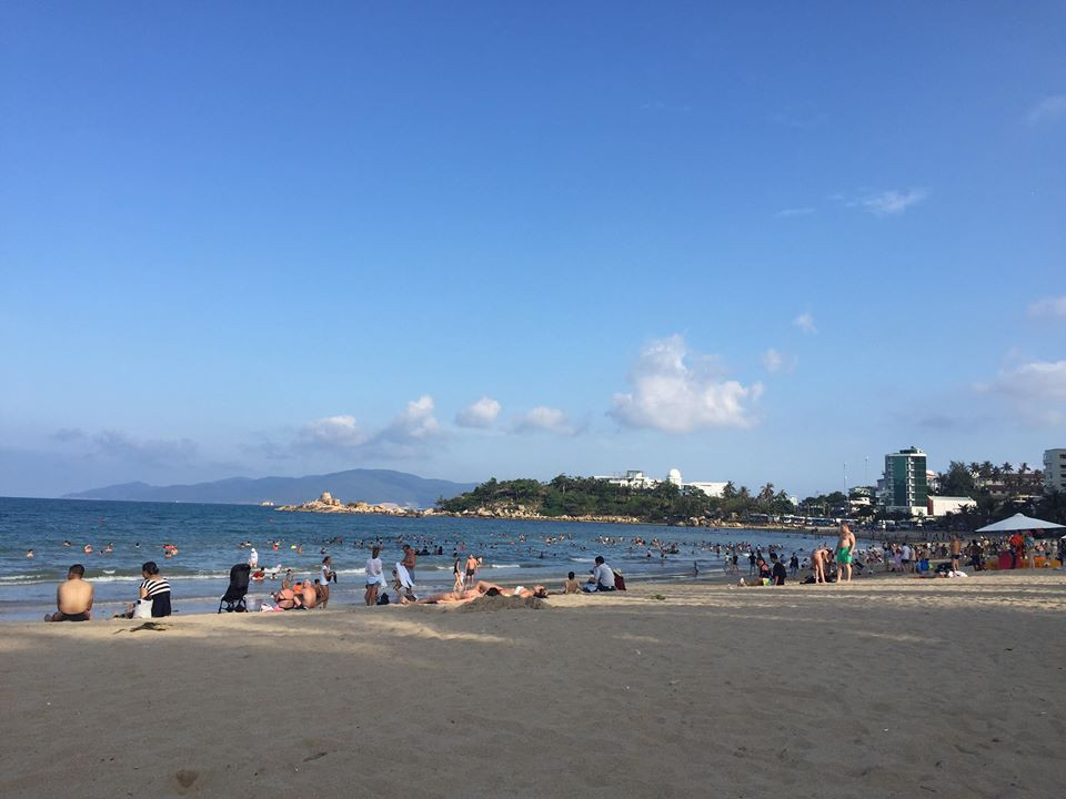 Bãi tắm Hòn Chồng ở Nha Trang (Khánh Hòa) cũng là nơi nhiều du khách tìm đến trong dịp nghỉ lễ.