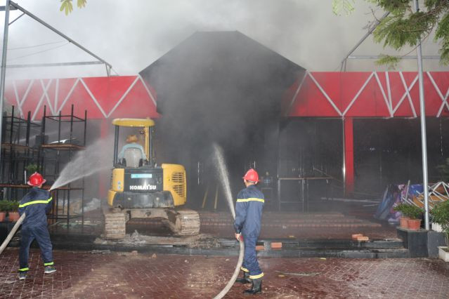 Lực lượng Cảnh sát PCCC thành phố Hải Phòng tiếp tục tiến hành phun nước để ngọn lửa không phát sinh trở lại và chống cháy lan sang các khu vực bên cạnh.