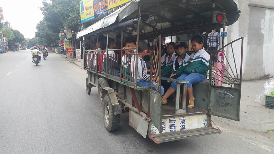 Xe tự chế chở hàng chục học sinh.