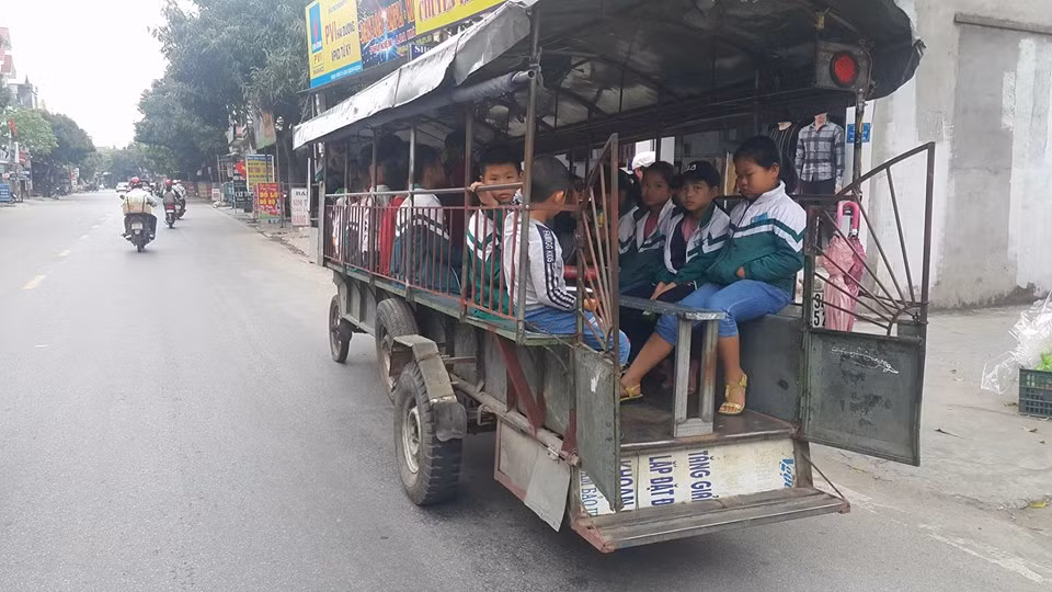 Xe tự chế chở hàng chục học sinh.