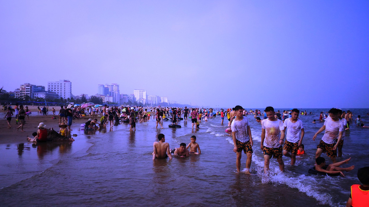 Lượng người vẫn rất đông dù trời Sầm Sơn đã sẩm tối vào chiều ngày 29/4. Ảnh: Hải Ninh.