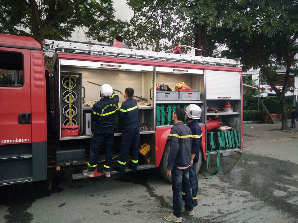 Mọi thao tác đều tiến hành rất khẩn trương.