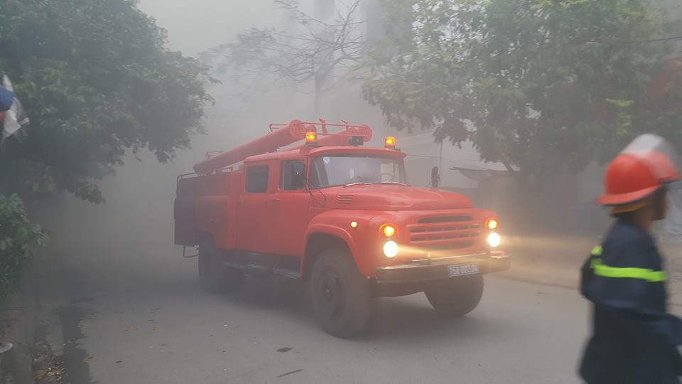 Lúc này, ngọn lửa đã bùng cháy dữ dội trong quán. Khói đen bốc cao, phủ kín toàn bộ quán bar Sive beer Club rộng gần 1.000 m2 này.