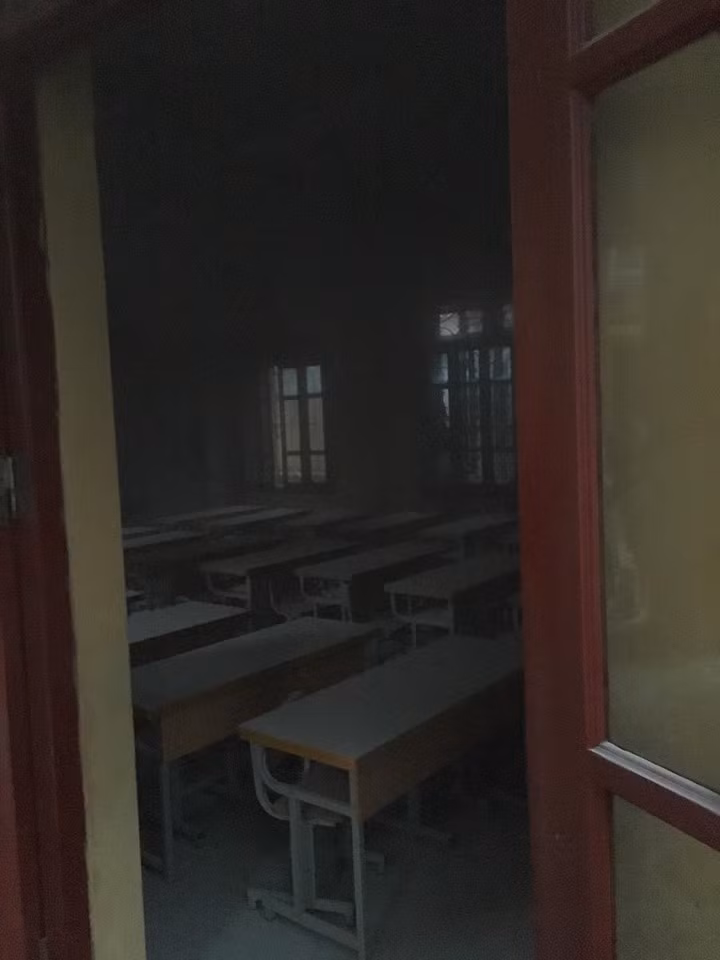 Một số phòng học cũng bị đám cháy lan vào.