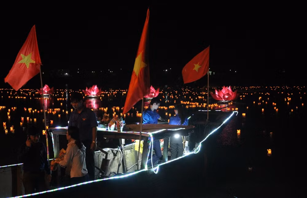 Lễ tưởng niệm và đêm hoa đăng tri ân các anh hùng liệt sỹ diễn ra trong không khí trang nghiêm và thành kính. Từng dòng người đông đúc đã kính cẩn dâng hương rồi cùng nhau thả đèn hoa đăng xuống sóng nước Thạch Hãn, những ngọn đèn sáng lấp lánh lấp đầy cả một khúc sông như sưởi ấm hương linh các anh hùng liệt sỹ đang yên nghỉ nơi đây. Ảnh: Lao động.