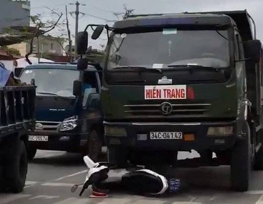 Khi dừng xe theo hiệu lênh của CSGT, lái xe không tắt máy mà bị trượt phanh dẫn đến việc chiếc ô tôlao lên phía trước đâm đổ xe của lực lượng Cảnh sát.