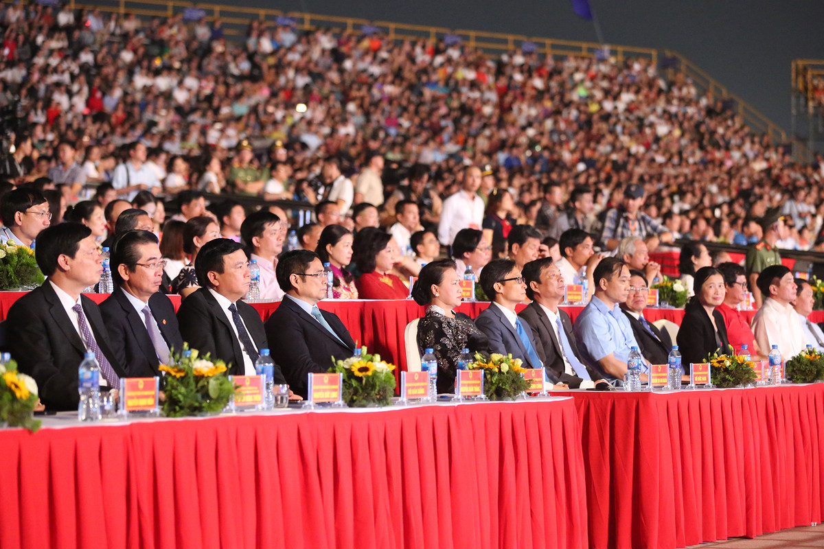 Đến dự có Chủ tịch Quốc hội Nguyễn Thị Kim Ngân, Trưởng ban tổ chức Trung ương Phạm Minh Chính, Phó Thủ tướng Chính phủ Vũ Đức Đam cùng lãnh đạo Bộ, ngành, lãnh đạo tỉnh Quảng Ninh và hàng vạn du khách.