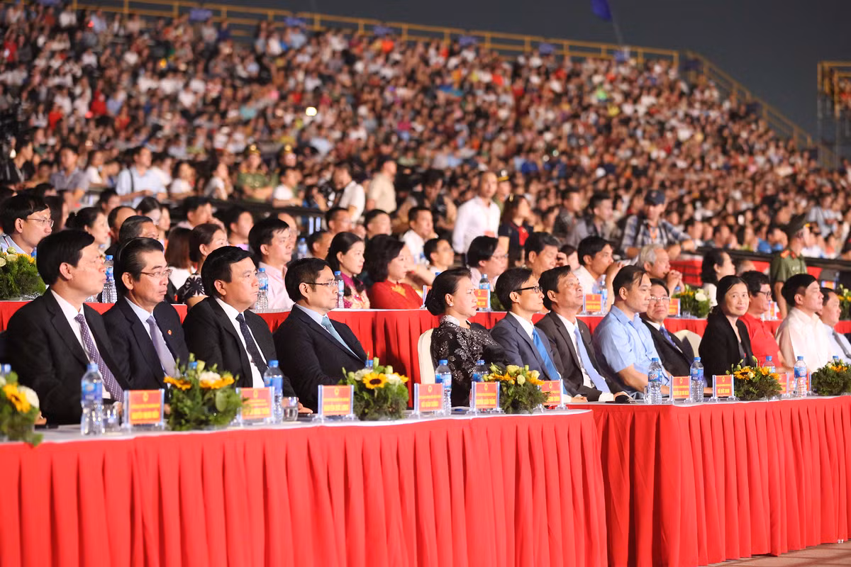 Đến dự có Chủ tịch Quốc hội Nguyễn Thị Kim Ngân, Trưởng ban tổ chức Trung ương Phạm Minh Chính, Phó Thủ tướng Chính phủ Vũ Đức Đam cùng lãnh đạo Bộ, ngành, lãnh đạo tỉnh Quảng Ninh và hàng vạn du khách.