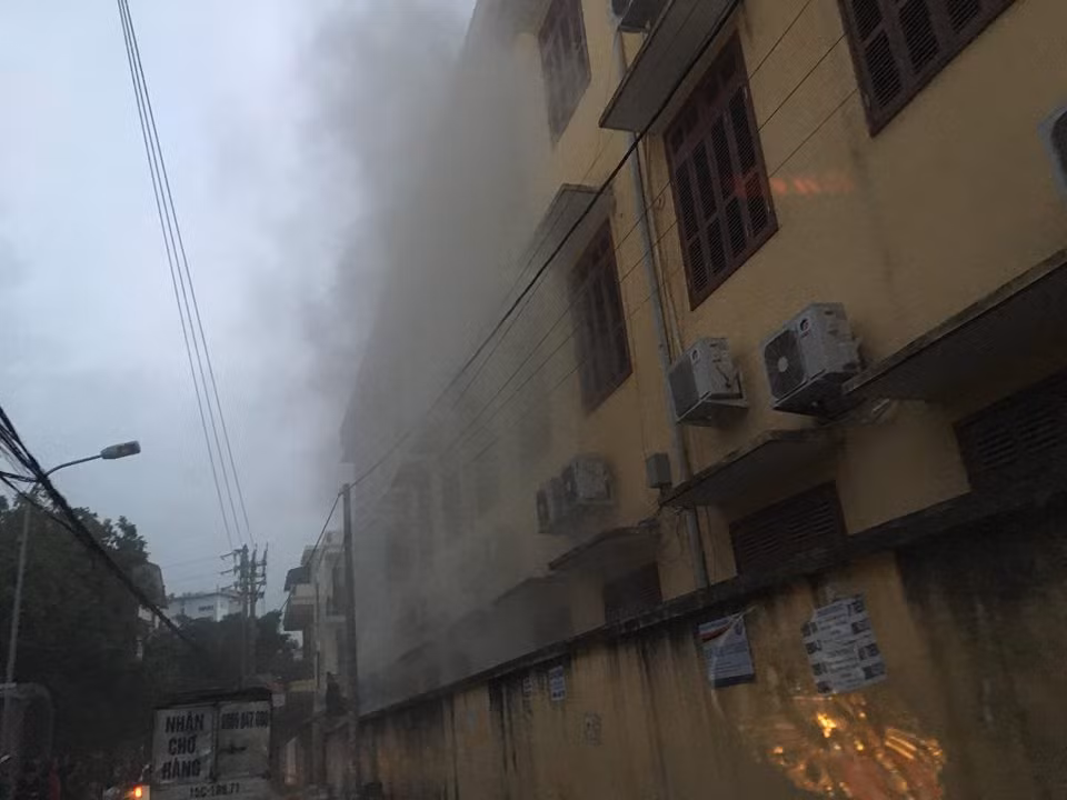 Khói bốc lên tại trường học khiến người dân hoảng hốt.