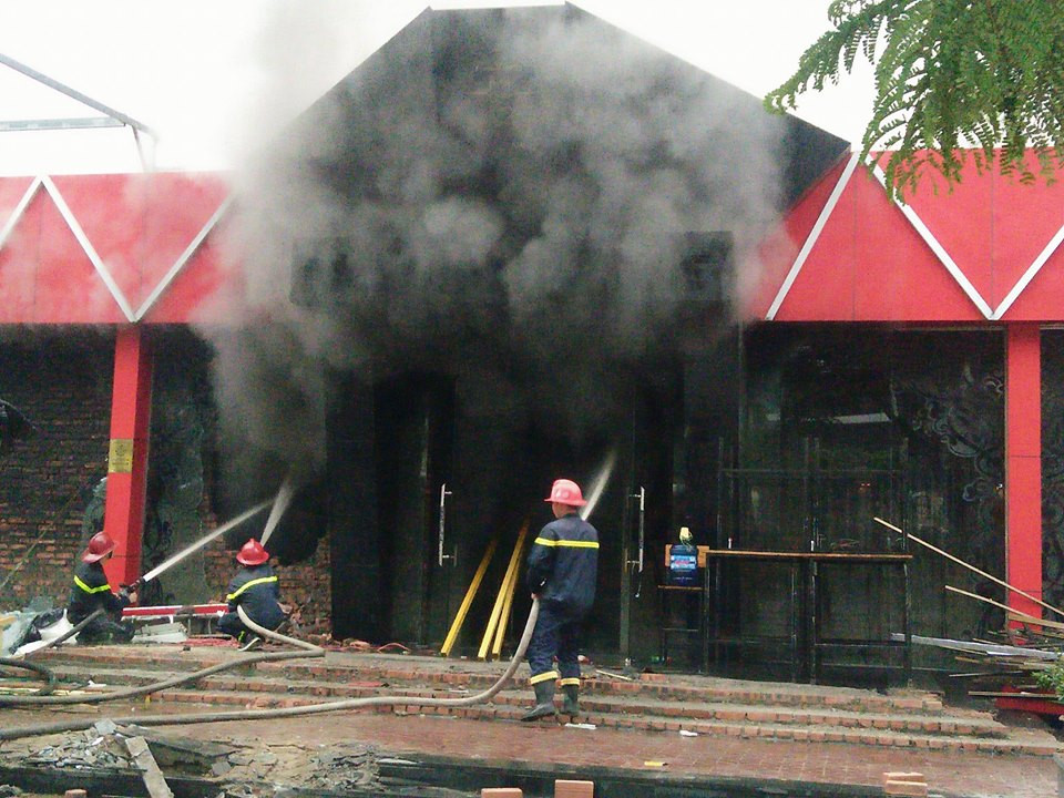 Các chiến sĩ PCCC đang tiến hành dập lửa.