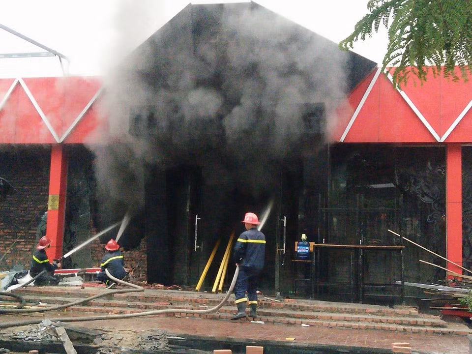 Các chiến sĩ PCCC đang tiến hành dập lửa.