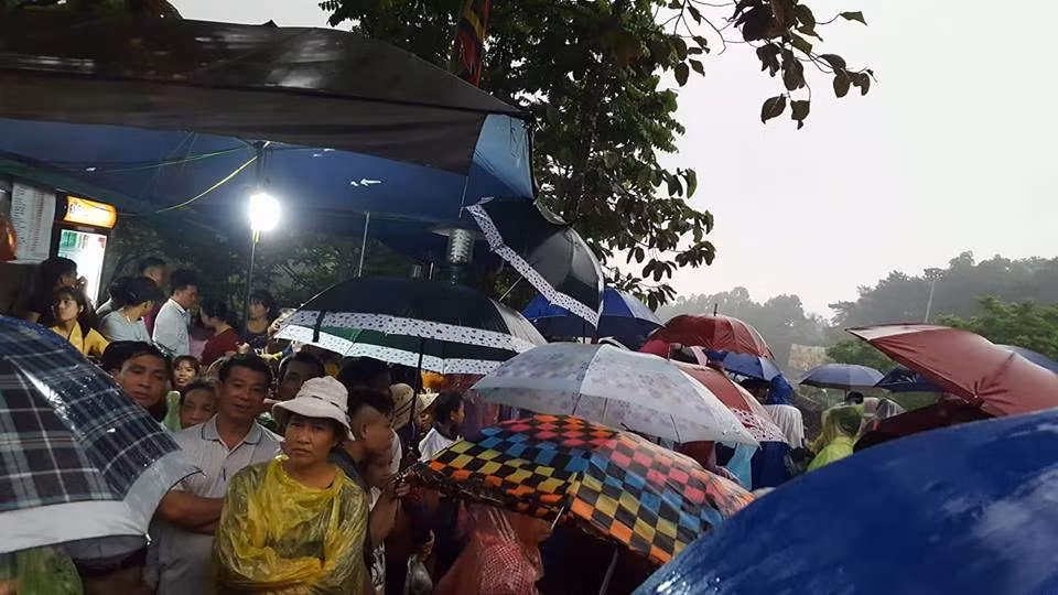 Nhiều người dân đội mưa về dâng hương khá sớm.