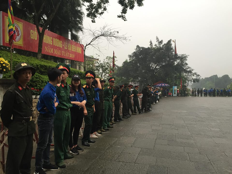 Ban tổ chức bố trí được các hàng rào an ninh từ cảnh sát, bộ đội và sinh viên tình nguyện nên không còn tình trạng ùn tắc kéo dài và chen lấn.