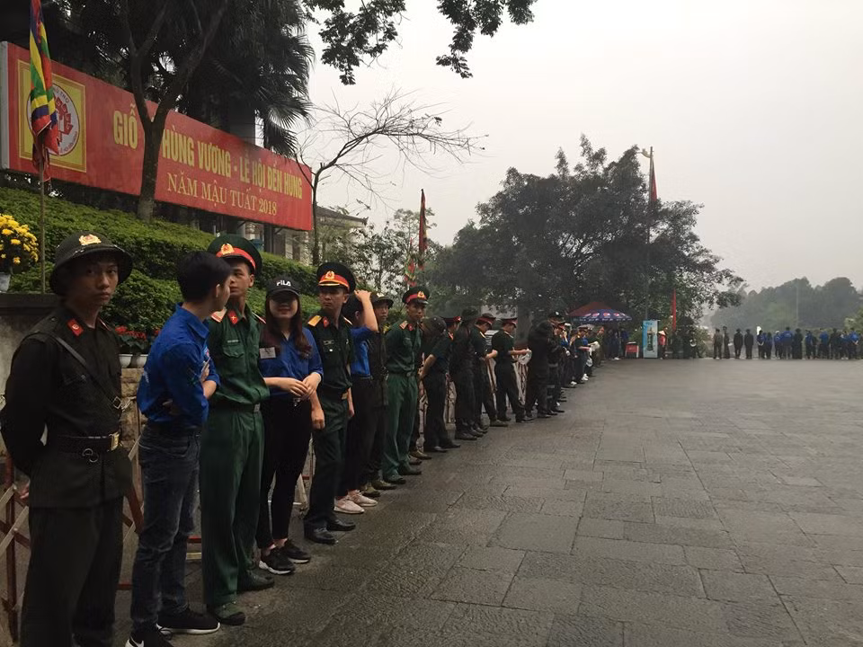 Ban tổ chức bố trí được các hàng rào an ninh từ cảnh sát, bộ đội và sinh viên tình nguyện nên không còn tình trạng ùn tắc kéo dài và chen lấn.