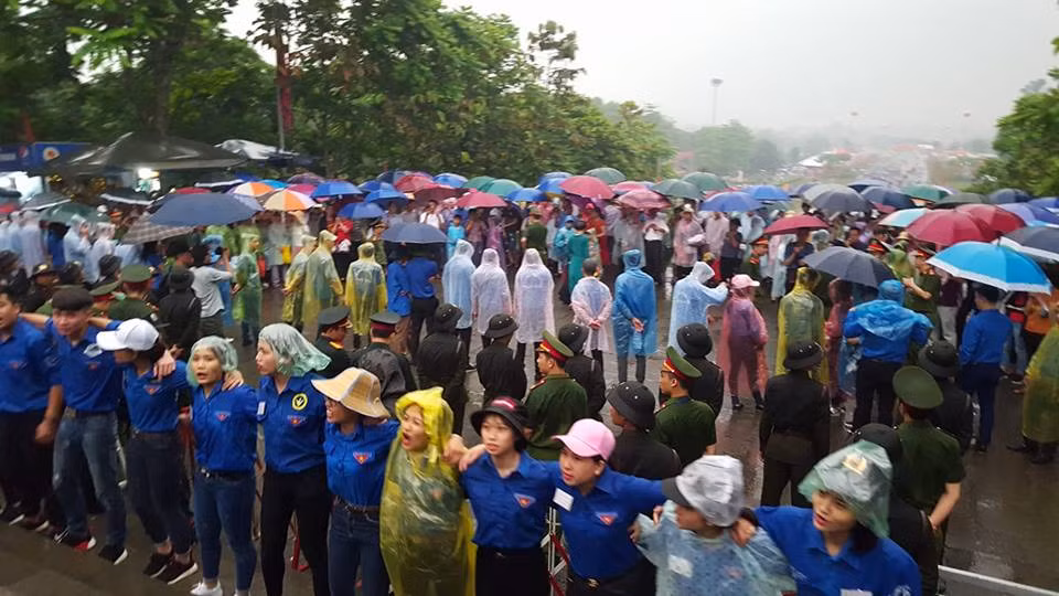 Dòng người đến mỗi lúc một đông.