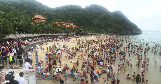 Biển người chen nhau nhúng nước ở bãi tắm Cát Bà, Hải Phòng. Ảnh: Nguyễn Hoàn - Tuổi trẻ.