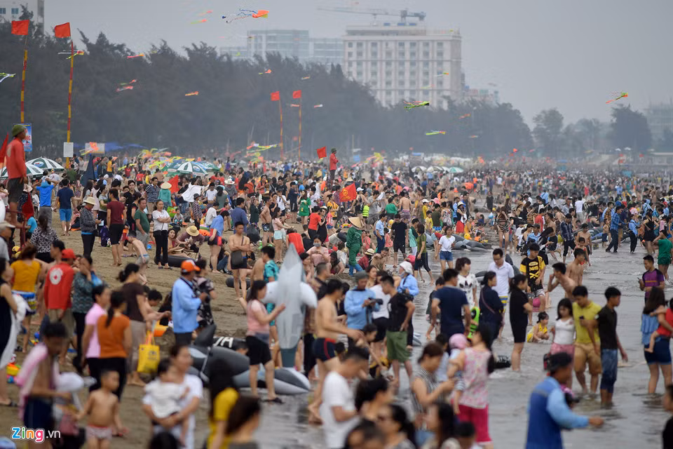Bãi biển Sầm Sơn phủ kín người ngày 29/4. Ảnh Zing.