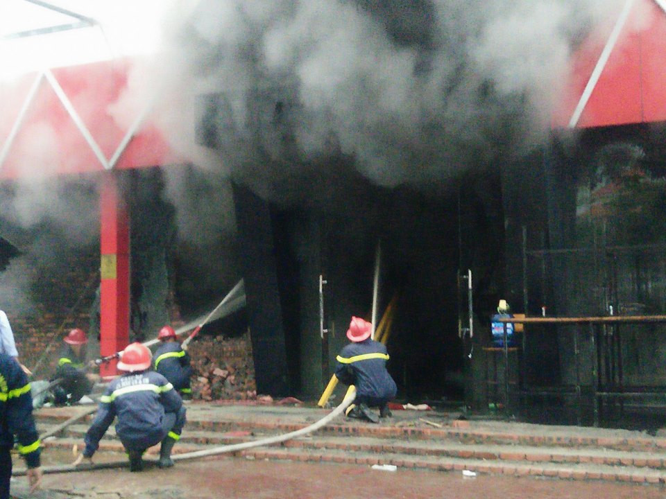 Đám cháy không gây thiệt về người, tài sản thiệt hại đang được thống kê làm rõ. Cảnh sát Phòng cháy và Chữa cháy thành phố đang tích cực điều tra nguyên nhân xảy ra vụ cháy.