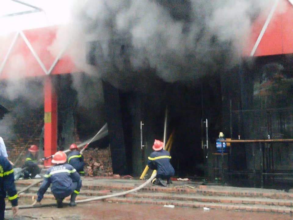 Đám cháy không gây thiệt về người, tài sản thiệt hại đang được thống kê làm rõ. Cảnh sát Phòng cháy và Chữa cháy thành phố đang tích cực điều tra nguyên nhân xảy ra vụ cháy.