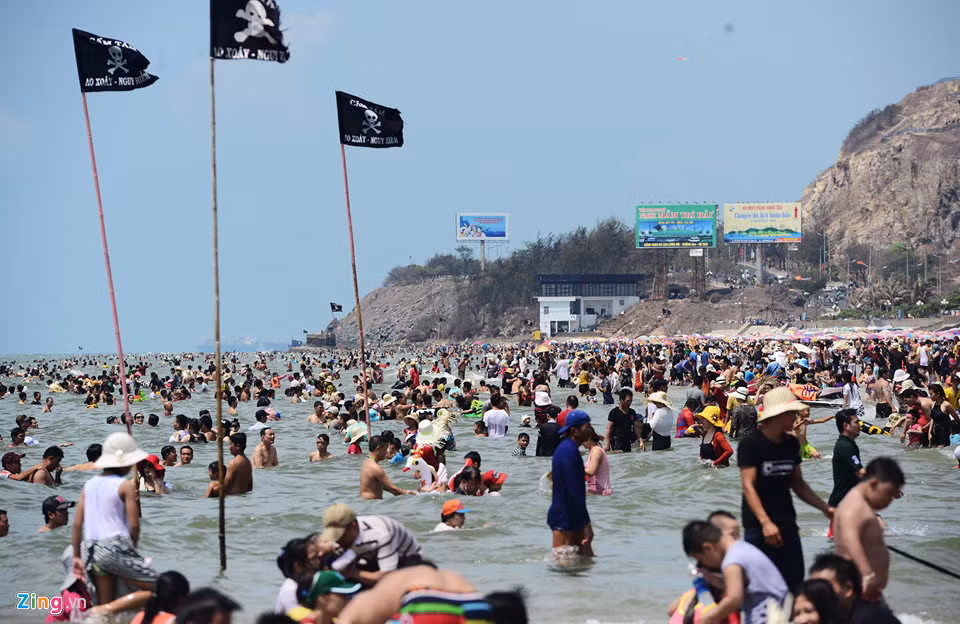 Du khách thỏa thích chìm đắm trong những dòng nước biển trong xanh, mát lành tại Vũng Tàu. Ảnh: Zing.vn