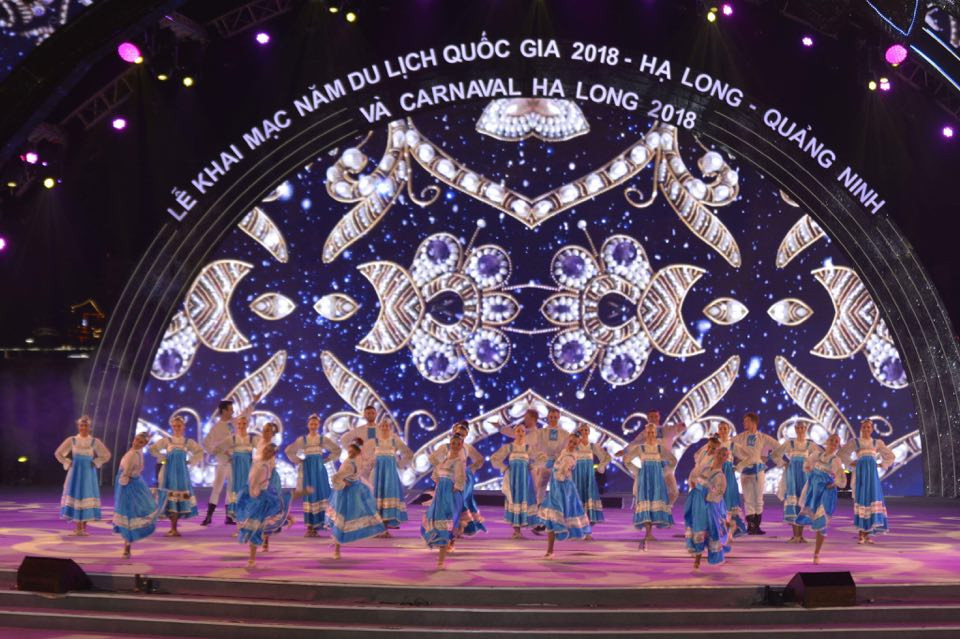 Chương trình nghệ thuật Carnaval Hạ Long được chia làm 3 phần Truyền thuyết và Tâm linh; Độc đáo và Đa sắc; Hội nhập và lan toả, Đêm Carnaval Hạ Long 2018 với sự tham gia của gần 2000 diễn viên múa, ca sĩ chuyên nghiệp, người mẫu Việt Nam và hàng trăm nghệ sỹ quốc tế đến từ nhiều quốc gia, vùng lãnh thổ trên thế giới như Brazil, Ukraine, và diễn viên quần chúng …