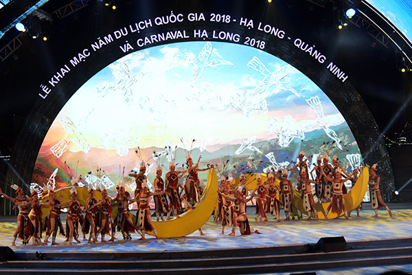 Những tên tuổi lớn của âm nhạc và nghệ thuật Việt Nam như nhạc sỹ Huy Tuấn, ca sỹ Mỹ Linh, Tùng Dương, NSND Quang Thọ, những giọng ca trẻ như Kiều Anh, Thu Huyền, Văn Mai Hương… đều góp mặt trong đêm Carnaval lớn nhất trong lịch sử Carnaval Hạ Long suốt 10 năm qua. Âm nhạc truyền thống song hành với những bản remix hiện đại giúp khán giả được sống trong hội hè.