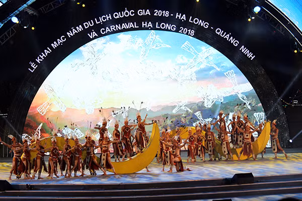 Những tên tuổi lớn của âm nhạc và nghệ thuật Việt Nam như nhạc sỹ Huy Tuấn, ca sỹ Mỹ Linh, Tùng Dương, NSND Quang Thọ, những giọng ca trẻ như Kiều Anh, Thu Huyền, Văn Mai Hương… đều góp mặt trong đêm Carnaval lớn nhất trong lịch sử Carnaval Hạ Long suốt 10 năm qua. Âm nhạc truyền thống song hành với những bản remix hiện đại giúp khán giả được sống trong hội hè.