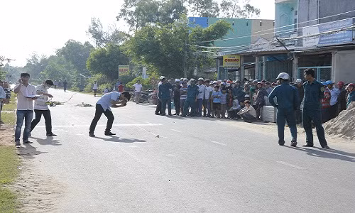 Thi the nam thanh nien dam mau chet bat thuong o Quang Nam