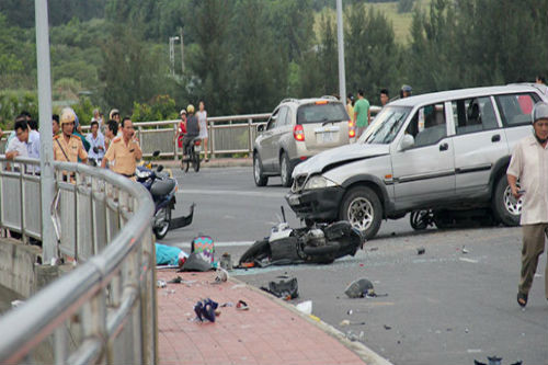 3. Tai nạn trên cầu Thuận Phước: 3 người tử vong Khoảng 17h 30 ngày 13/7, xe ô tô 7 chỗ BKS 43X – 2047 do Đinh Thế Hiệp (38 tuổi, trú Quảng Bình) điều khiển khi lưu thông qua cầu Thuận Phước (TP.Đà Nẵng), đến đoạn dốc gần hết cầu thuộc địa phận quận Hải Châu thì đâm liên hoàn xe gắn máy BKS 43E1 – 077.19 do ông Đinh Quốc Tráng (57 tuổi) điều khiển chở theo vợ Trần Thị Thái (54 tuổi, ngụ P.Xuân Hà, Q.Thanh Khê) và xe máy BKS 43K5 – 2498 do chị Lê Thị Vân Khánh (34 tuổi, ngụ đường Lê Tấn Trung, P.Thọ Quang, Q.Sơn Trà) chở theo hai con nhỏ Trần Trọng Minh (8 tuổi) và Trần Thị Khánh Linh (6 tuổi).