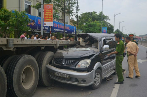 10. Xe tải đâm đuôi xe khách, 5 người thương vong Khoảng 4h30 ngày 19/7, tại km 298 + 450, trên quốc lộ 1A, thuộc địa bàn thị trấn Hà, huyện Hà Trung (Thanh Hóa), ôtô 7 chỗ hiệu Mitsubishi biển số tỉnh Nghệ An do tài xế Hồ Trần Sáu (49 tuổi, trú xã Nam Trung, huyện Nam Đàn, Nghệ An) điều khiển lưu hướng Nam - Bắc bất ngờ lạc tay lái đâm vào đuôi xe container biển số tỉnh Thanh Hóa đi cùng chiều. Vụ tai nạn làm 3 người chết tại chỗ, 5 nạn nhân bị thương.
