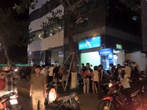 8. Thang máy rơi tự do ở khách sạn Hoàng Anh Gia Lai, 5 người bị thương Vào 22h tối 17/7, khi một nhóm người đang đi thang máy từ tầng 6 tại tòa nhà khách sạn Hoàng Anh Gia Lai Lai (đường Nguyễn Văn Linh, thành phố Đà Nẵng) thì bất ngờ thang máy gặp sự cố và rơi xuống tầng hầm. Vụ tai nạn khiến 5 người bị thương, trong đó có một ca nặng nhất là gãy xương đùi.