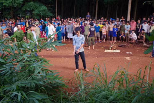 4. Đối tượng gây án mạng ở Bình Phước đã ra đầu thú Sau 4 ngày, đêm lẩn trốn, đến trưa ngày 14/7, Chướng Quán Dậu nghi can giết người đã ra đầu thú và khai nhận toàn bộ hành vi sát hại chị Trần Thị Oanh. Trước đó vào chiều ngày 10/7 người dân địa phương phát hiện chị Trần Thị Oanh (38 tuổi), trú thôn 11, xã Long Bình thân thể đầy máu, nằm gục trong một vườn điều tại thôn 11, xã Long Bình. Mọi người nhanh chóng đưa nạn nhân đi cấp cứu nhưng chị Oanh đã tử vong.