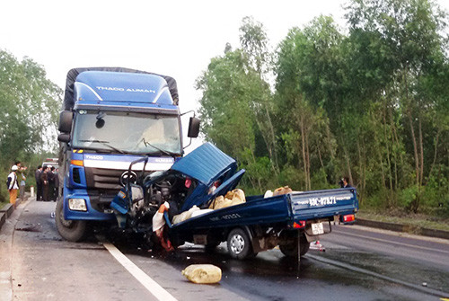 5. Tai nạn ở TP.HCM, phụ xe chết, tài xế kẹt trong ca bin Khoảng 13h40 ngày 13/7, trên quốc lộ 1A, đoạn qua phường Tân Thới Hiệp, quận 12, TP.HCM, xe tải khoảng 8 tấn BKS 54X – 4515, đang dừng trên làn đường ô tô để tài xế cùng phụ xe đi ăn trưa bất ngờ bị xe tải nhỏ khoảng 1.5 tấn, lưu thông với tốc độ cao đã tông mạnh vào đuôi xe tải 8 tấn. Cú tông mạnh khiến phụ xe tử vong, tài xế mắc trong cabin.