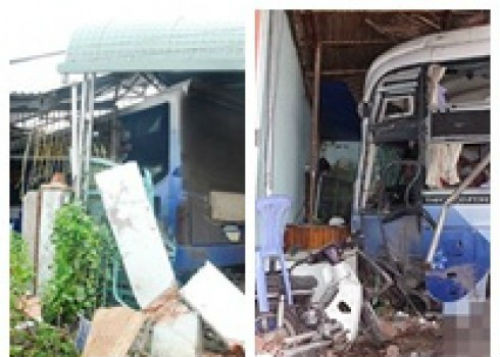 3. Xe khách giường nằm đâm 3 nhà dân, thiệt hại 300 triệu đồng Khoảng 13h ngày 12/7 tại phố Thắng Lợi (thị trấn Tân Phú, Đồng Phú, Bình Phước), xe khách giường nằm do tài xế Lê Văn Minh (43 tuổi) điều khiển với tốc độ cao từ Bình Phước đi TP. HCM. Đến phố Thắng Lợi, xe khách đã lao thẳng vào nhà ông Hoàng Trọng Dinh (55 tuổi) làm sập mái tôn và cổng trước. Sau đó, chiếc xe khách tiếp tục húc sập phần trước căn nhà kế bên và đâm thẳng vào quán bia của ông Mai Đức Nhượng (51 tuổi) mới dừng lại. Tài xế Lê Văn Minh bị thương, may mắn vụ tai nạn không có thiệt hại về người.