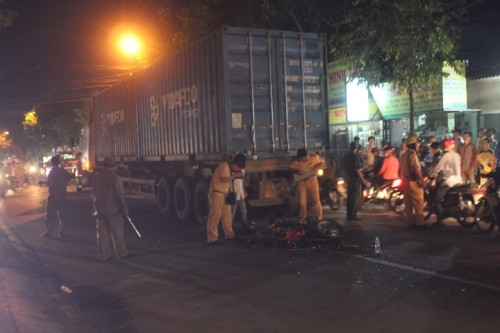 8. Va chạm với container, chàng trai bị văng xa, cô gái bị bánh xe chèn bất tỉnh Khoảng 17h chiều ngày 16/7, trên đường Tỉnh lộ 10, thuộc phường Tân Tạo A, quận Bình Tân, TP. Hồ Chí Minh, xe máy BKS 59N1 - 870.83 do anh Phạm Văn Phương (24 tuổi, quê Đồng Nai) điều khiển chở theo phía sau là chị Nguyễn Thị Hoa (25 tuổi) lưu thông trên đường Tỉnh lộ 10. Khi qua cầu Tân Tạo, quận Bình Tân khoảng 100m thì xảy ra va chạm với xe container BKS 51C - 094.78. Cú va chạm đã khiến anh Phương bị văng ra xa, chị Hoa bị bánh xe chèn lên bất tỉnh...