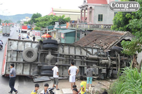 9. Xe tải đâm sập nhà dân lúc nửa đêm, 4 người may mắn thoát chết Vào lúc 1h sáng ngày 17/7 tại xóm 12, xã Diễn Thịnh, huyện Diễn Châu (Nghệ An), xe tải BKS 43C - 067.04 do anh Nguyễn Thanh Thủy (36 tuổi, trú tại thị xã Sơn Tây, Hà Nội) điểu khiển bất ngờ tông vào xe tải BKS 36N – 0140 đang đỗ ở lề đường. Sau đó, chiếc xe này tiếp tục lao lên, húc gãy cây rồi lao vào nhà người dân cách đó hơn 20m. ). Vụ tai nạn khiến ngôi nhà hư hại nặng.