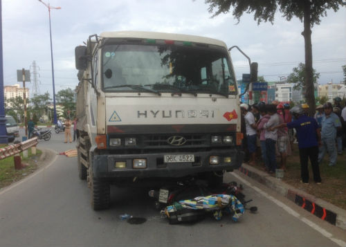 6. "Hung thần" xe ben cán chết người trên Xa lộ Hà Nội Khoảng 13h30 ngày 15/7, một người phụ nữ đang điều khiển xe máy tay ga lưu thông trên Xa lộ Hà Nội hướng từ Thủ Đức về cầu Sài Gòn. Khi lưu thông đến ngã ba Xa lộ Hà Nội-Quốc Hương, (phường Thảo Điền, quận 2) cách cầu Sài Gòn khoảng 100m thì bị xe ben chở đất (loại 15 tấn) BKS 98K-4522 tông trực diện và kéo lê hàng chục mét trên đường. Hậu quả vụ va chạm đã khiến nạn nhân tử vong tại chỗ.