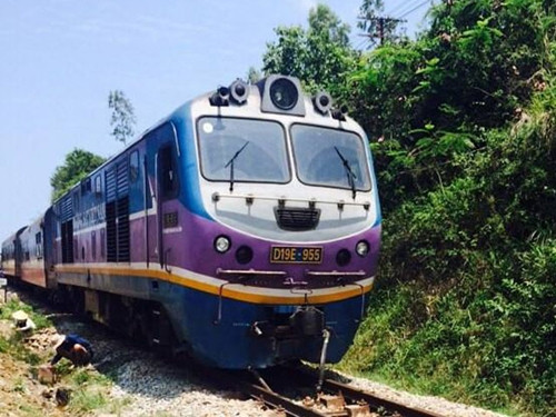 10. Tàu hỏa trật bánh, hàng trăm hành khách hoảng loạn Vào khoảng 11h ngày 10/7, khi tàu SE4 (chạy từ Tp. Hồ Chí Minh ra Hà Nội) chạy đến Km 988+100, đoạn qua xã Phổ Thạnh, huyện Đức Phổ, tỉnh Quảng Ngãi đã va phải đá từ công trình thi công cầu vượt khiến bánh xe toa số 2 và toa số 3 trật ra khỏi đường ray, đầu tàu bị hư hỏng khá nặng. Sự cố khiến hàng trăm hành khách trên tàu hoảng loạn.