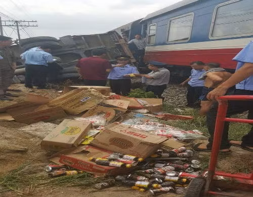 4. Tàu hỏa đâm lật ô tô, tài xế thoát chết trong gang tấc Khoảng 12h10 ngày 6/7, tại khu vực xã Minh Cường, huyện Thường Tín, Hà Nội, xe tải BKS 60LD – 3947 lưu thông qua khu vực đường dân sinh giao cắt với đường tàu hỏa tại xã Minh Cường, huyện Thường Tín đã cố điều khiển xe băng qua đường tàu không để ý có đoàn tàu Bắc – Nam đang đi tới. Đúng thời điểm đó, đoàn tàu không phanh kịp nên đã đâm trực diện vào chiếc xe tải. Cú đâm khá mạnh khiến cho chiêc xe tải bắn ra xa và lật ngửa bên cạnh đường ray. Tải xế và phụ xe chỉ bị xây xước nhẹ.