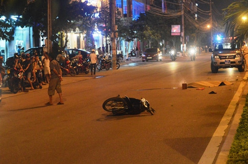 6. Va vào dải phân cách, người đàn ông tử vong tại chỗ Khoảng 19h ngày 7/7, trên đường Trần Hưng Đạo, phường Nam Lý (Tp. Đồng Hới, Quảng Bình), một người đàn ông khoảng hơn 50 tuổi điều khiển xe máy BKS 43K8 - 0239 chạy theo hướng từ phường Đồng Phú đi Nam Lý thì bất ngờ va vào dải phân cách. Cú va chạm mạnh làm xe máy xoay hướng, trượt dài thêm khoảng 15m, nạn nhân bị ngã đập đầu xuống nền đường tử vong tại chỗ.