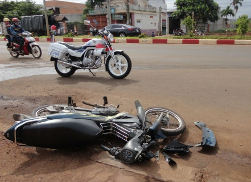 5. Thanh niên bị xe tải cán qua người đã tử vong Khoảng 8h15 ngày 7/7, trên đường Nguyễn Văn Linh (QL14 - đoạn qua khu vực khối 11, phường Tự An, TP. Buôn Ma Thuột, tỉnh Đắk Lắk, xe máy mang BKS: 47-M9:7758 do Nguyễn Đức Trí (SN 1990, ở thôn 6, xã Tân Hòa, huyện Krông Bông) điều khiển lưu thông hướng từ Chợ Đạt Lý (xã Hòa Thuận) về Trung tâm TP. Buôn Ma Thuột bất ngờ va chạm với xe tải mang BKS: 47C:09456 điều khiển chạy cùng chiều. Vụ tai nạn làm anh Trí tử vong trên đường đi cấp cứu.