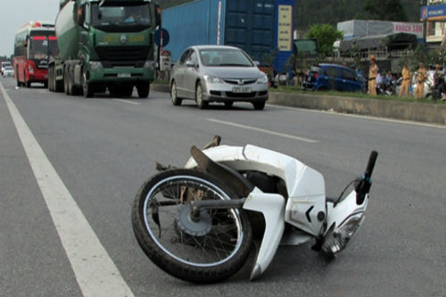 3. Ô tô tông liên hoàn, 6 người thương vong Khoảng 19h, ngày 5/7 trên QL1A đoạn đi qua xóm 13, xã Diễn An, huyện Diễn Châu, xe ô tô hiệu Chevorlet BKS 29D-054.71 và xe Kia Morning BKS 37 A-0085.55 loại 5 chỗ ngồi lưu thông trên QL1A, đến Km 27 xã Diễn An-Diễn Châu, do tránh xe máy đột ngột rẽ sang đường, xe Kia Morning mang biển số 37A-085.55 đã đâm trúng xe máy và mất lái đâm tiếp vào xe Chevorlet biển kiểm soát 29D-054.71. Vụ tai nạn làm một người đi xe máy tử vong tại chỗ, 5 người ngồi trong 2 ô tô đều bị thương nặng.