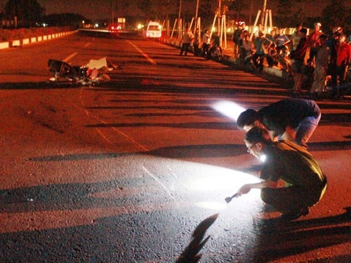 9. Xe khách bỏ trốn sau khi tông chết 3 người trong đêm Khoảng 1h ngày 9/7, một xe khách lưu thông trên đường ĐT.741 hướng từ thị xã Phước Long đi thị xã Đồng Xoài (tỉnh Bình Phước), khi đi đến đoạn Trung tâm thương mại Phước Bình bất ngờ đâm thẳng vào xe máy BKS 29N3 - 0903 trên xe có 3 thanh niên chở nhau hướng từ trong ngã ba phường Long Phước đi ra. Cú đâm quá mạnh khiến 2 thanh niên ngồi trên xe máy tử vong tại chỗ, một thanh niên được người dân đưa đi cấp cứu nhưng đã không qua khỏi. Xe khách đã bỏ bốn khỏi hiện trường vụ tai nạn.