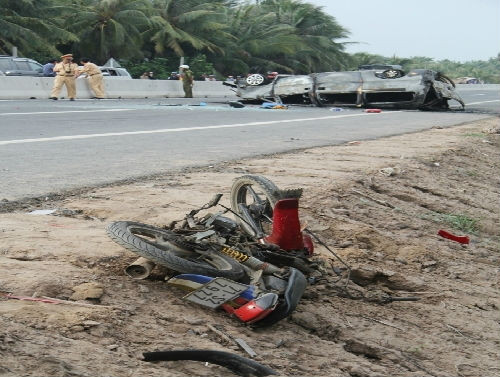 8. Xe cứu thương đổ dốc đụng xe máy, hai người chết tại chỗ Khoảng 14h45 ngày 8/7, xe cứu thương của bệnh viện Sản nhi tỉnh Trà Vinh, do tài xế Nguyễn Trung Triển điều khiển chở bệnh nhi Đặng Trung Kiên (7 tuổi, ngụ huyện Duyên Hải, tỉnh Trà Vinh, bị ung thư máu), từ Trà Vinh về TP HCM để tiếp tục điều trị. Đi cùng có điều dưỡng, cha mẹ và bà nội của bệnh nhi. Khi xe vừa qua cầu Cổ Chiên, đang đổ dốc khoảng vài trăm mét thì va chạm với mô tô biển số 71S2-7927 do ông Nguyễn Văn Út (48 tuổi, ngụ huyện Mỏ Cày Nam) điều khiển. Cú va chạm mạnh làm bệnh nhi văng ra ngoài tử vong tại chỗ, ông Út cũng tử vong ngay lúc đó.