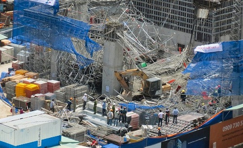 7. Vụ sập giàn giáo công trình ở Sài Gòn. Sáng 10/7, nhiều công nhân đang làm việc tại tầng trệt công trình cao ốc 17 tầng trên đường Nguyễn Văn Linh (quận 7), cách giao lộ Nguyễn Hữu Thọ vài trăm mét thì bất ngờ bị giàn giáo công trình rộng hàng trăm m2 đổ sập đè lên người. 7 công nhân bị kẹt trong đống sắt thép nặng hàng tấn, ngổn ngang. Đến trưa cùng ngày, 2 trong 6 người được đưa khỏi đống sắt thép đã tử vong. Những người còn lại sau đó đã được giải cứu.